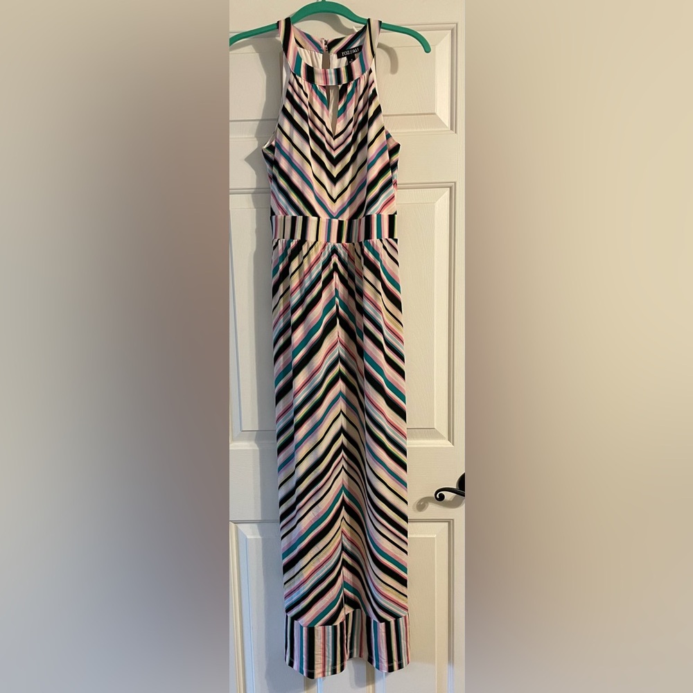 Very comfortable maxi dress. I am a size 6 and 5’4”. I wore yellow kitten heels.